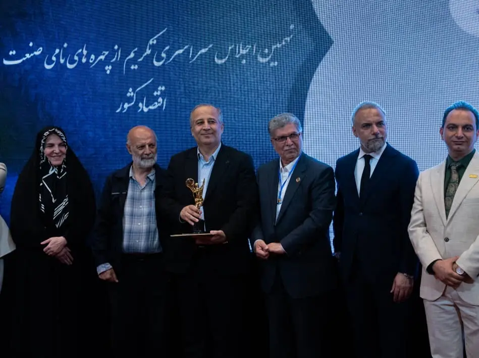تندیس زرین «چهره‌های نامی صنعت و اقتصاد کشور» بر دستان مدیرعامل پتروشیمی فن‌آوران؛ تجلی استراتژی تاب‌آوری و تداوم تولید
