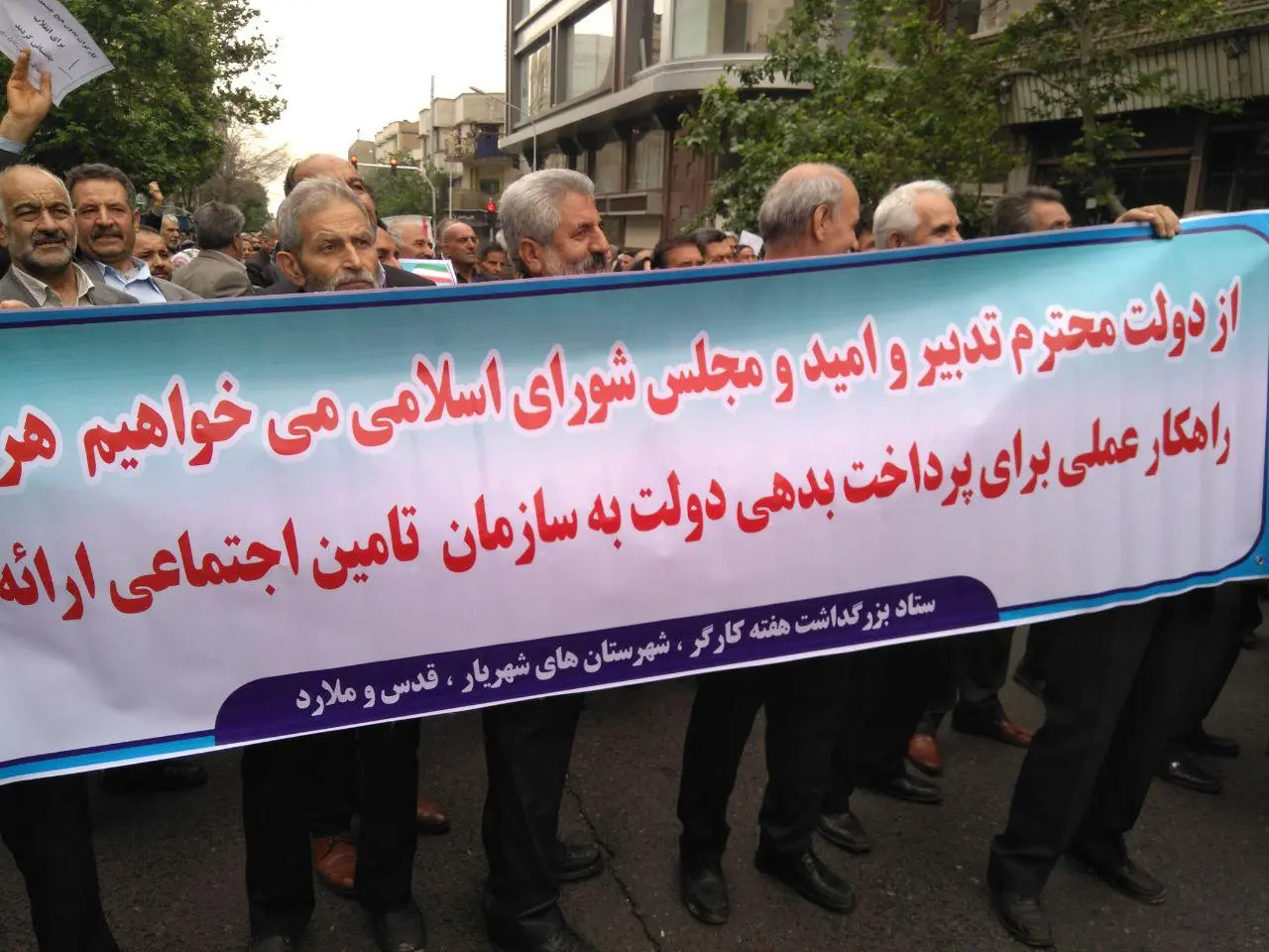 وزیر بهداشت دستش را از جیب کارگران درآورد/ هرچه دهان کارگران را ببندید دهان خورندگان بازمی‌شود/ تصمیم‌گیران منتظر اعتراض‌های جدی‌تر کارگران باشند+ فیلم و عکس