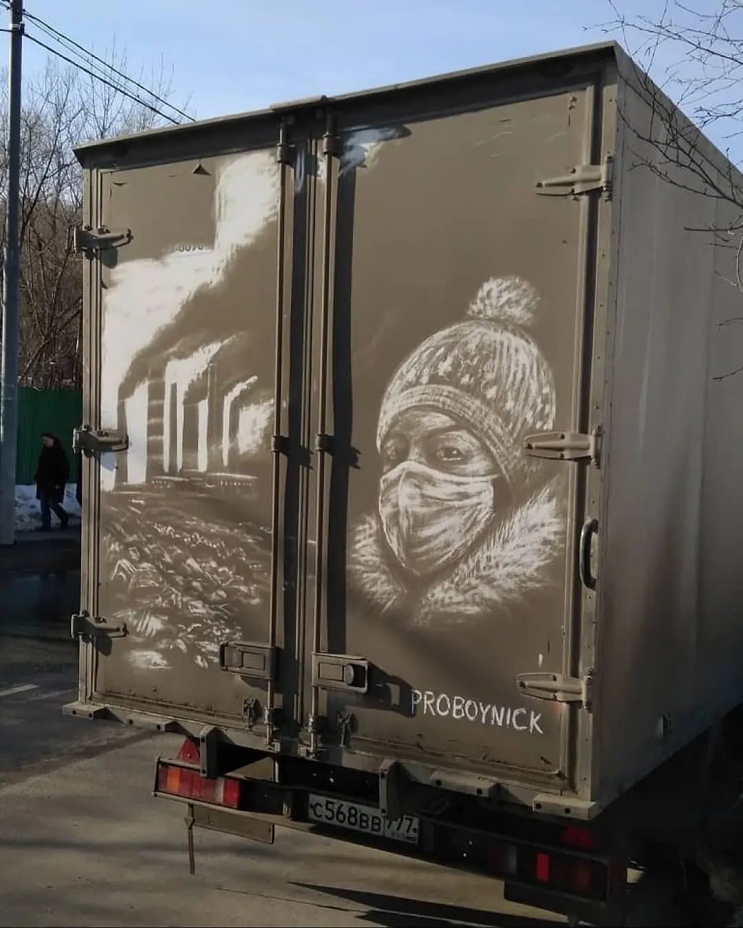 هنرمند روس از گرد و غبار، بوم می‌سازد + عکس