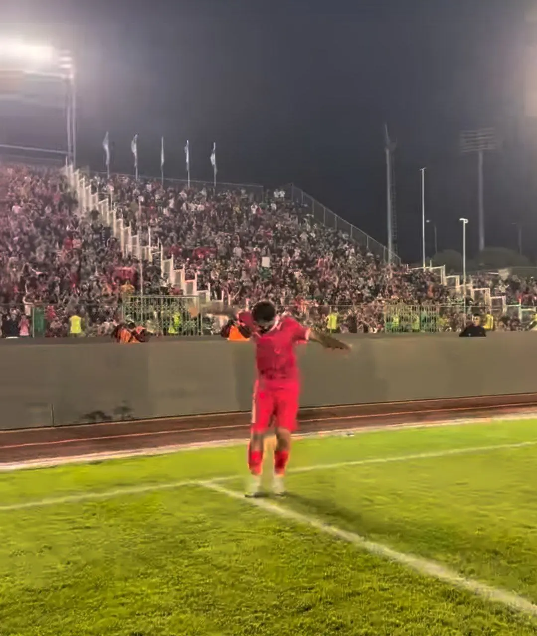 یزله کنعانی مقابل سکوهای پرسپولیس (عکس)