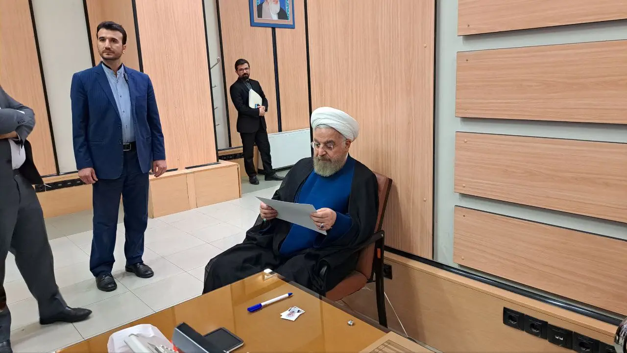 حضور روحانی در وزارت کشور برای تکمیل ثبت‌نام در انتخابات خبرگان + فیلم