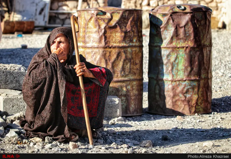  پرده بزرگی از فیلم فقر که مسئولان با آن عکس یادگاری می‌گیرند