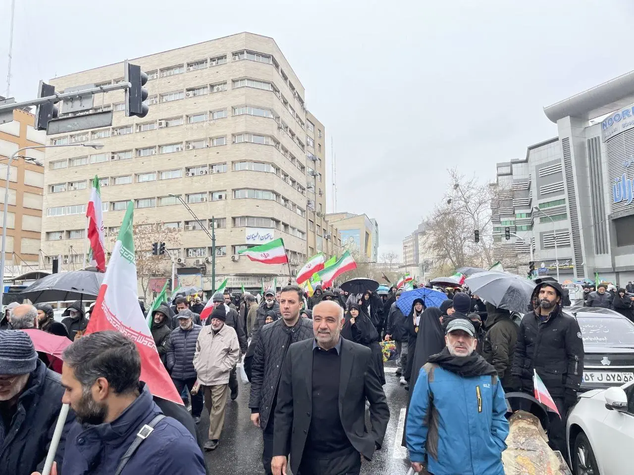 برگزاری مراسم روز جهانی قدس در چهاردهمین روز تحمیل جنگ به ایران/ تکبیر مردم همزمان با انفجارها در حوالی مسیر راهپیمایی+ فیلم و عکس