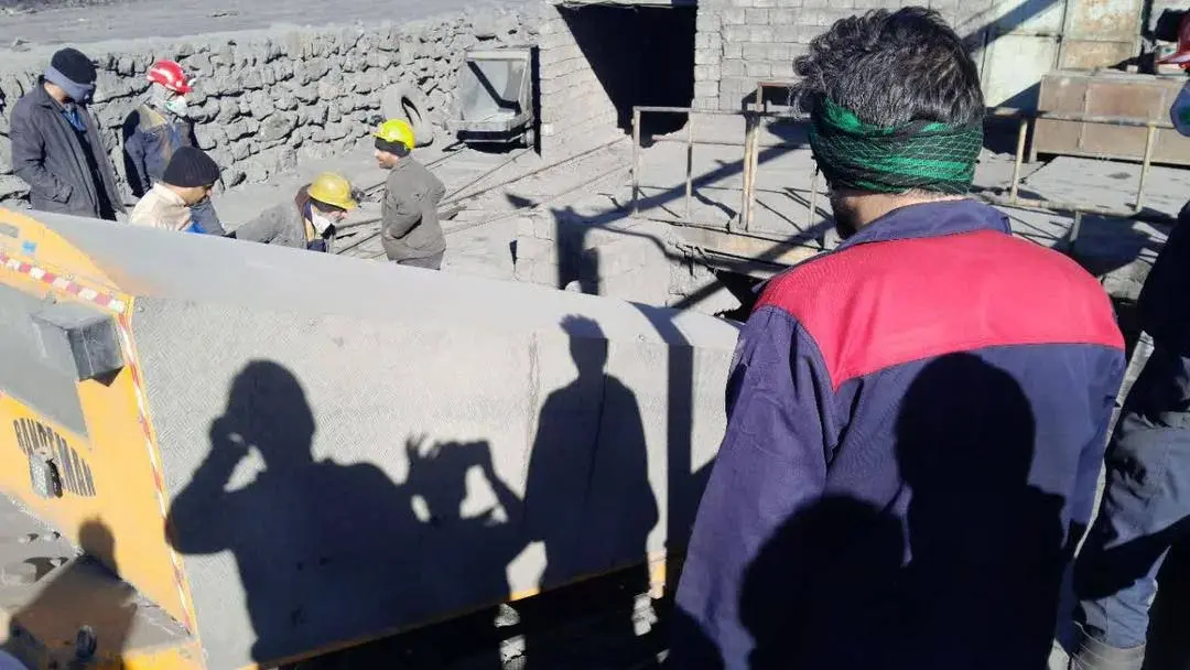 محبوس شدن ۲۴ کارگر در ریزش معدن بافق؛ ۱۸ نفر نجات یافتند + عکس