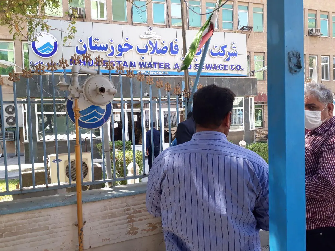 تجمع کارگران آبفای اهواز مقابل ساختمان شرکت آب و فاضلاب خوزستان