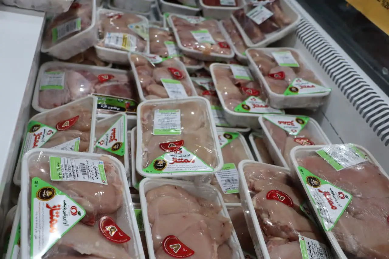 بازار آذربایجان غربی در روزهای جنگ/کمبودی در تامین کالاهای اساسی وحود ندارد/قفسه ها پر مردم در حال خرید