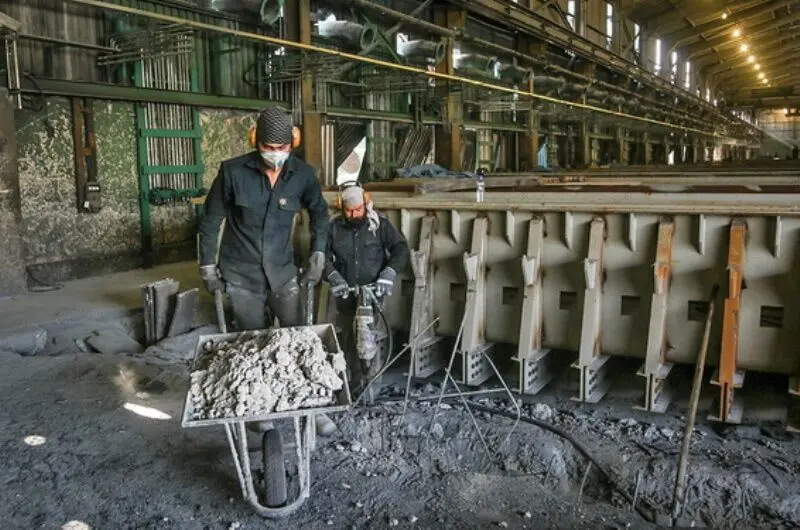 استفادههای شعاری از بوسه بر دستهای کارگر/ رنج مضاعف برای کارگران پایان ندارد