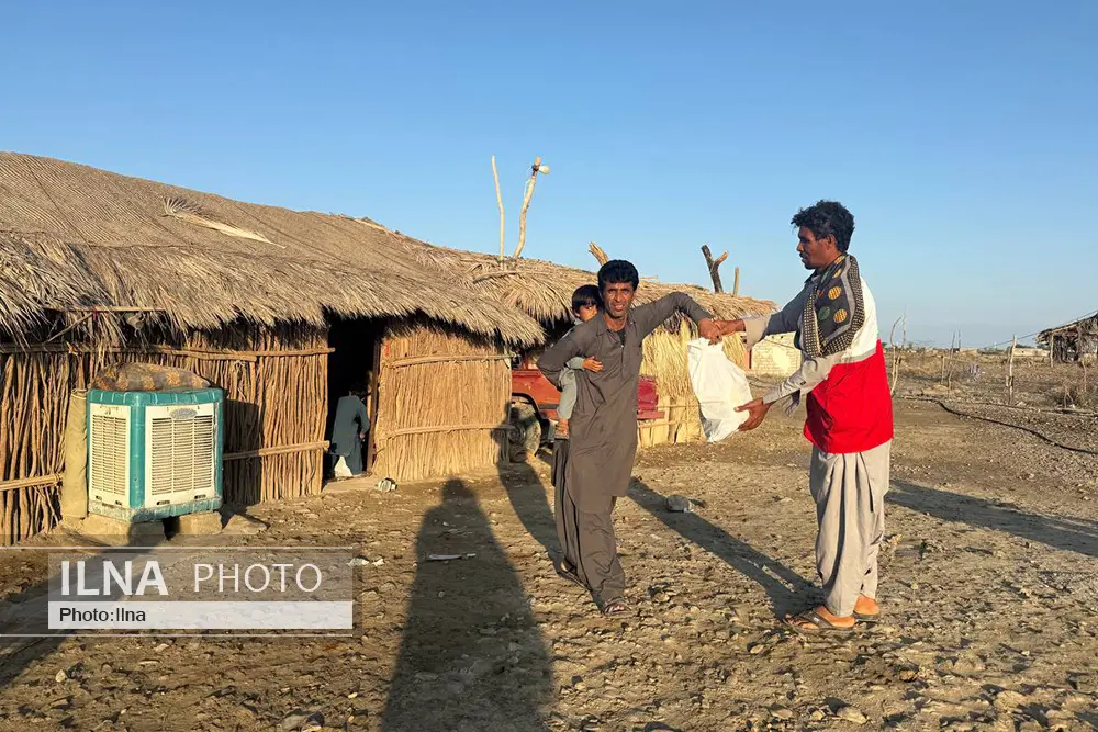  توزیع بسته‌های معیشتی و بهره‌برداری از پروژه آبرسانی روستای گورشون در استان سیستان و بلوچستان توسط هلال احمر