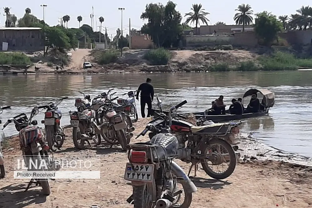 تردد اهالی37 روستای خوزستان با قایق /ترک تحصیل 20 درصد دانش آموزان «باوی» از ترس غرق شدن / فرماندار : کاری از ما ساخته نیست باید منتظر اقدام ارتش باشیم 