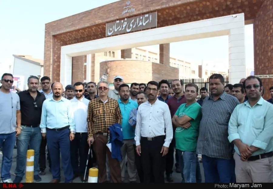 تجمع کارگران گروه ملی فولاد اهواز مقابل استانداری خوزستان/ مسئولان فقط وعده میدهند