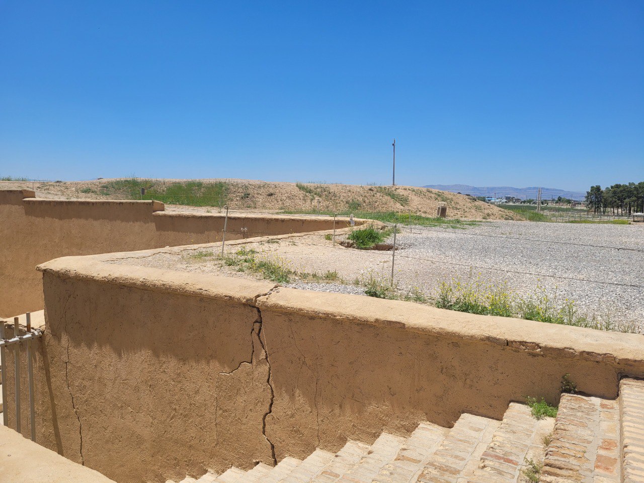 تخت جمشید سالانه ۳۰ سانتیمتر فرو می رود/ میراث جهانی در محاصره ۵هزار چاه غیرمجاز