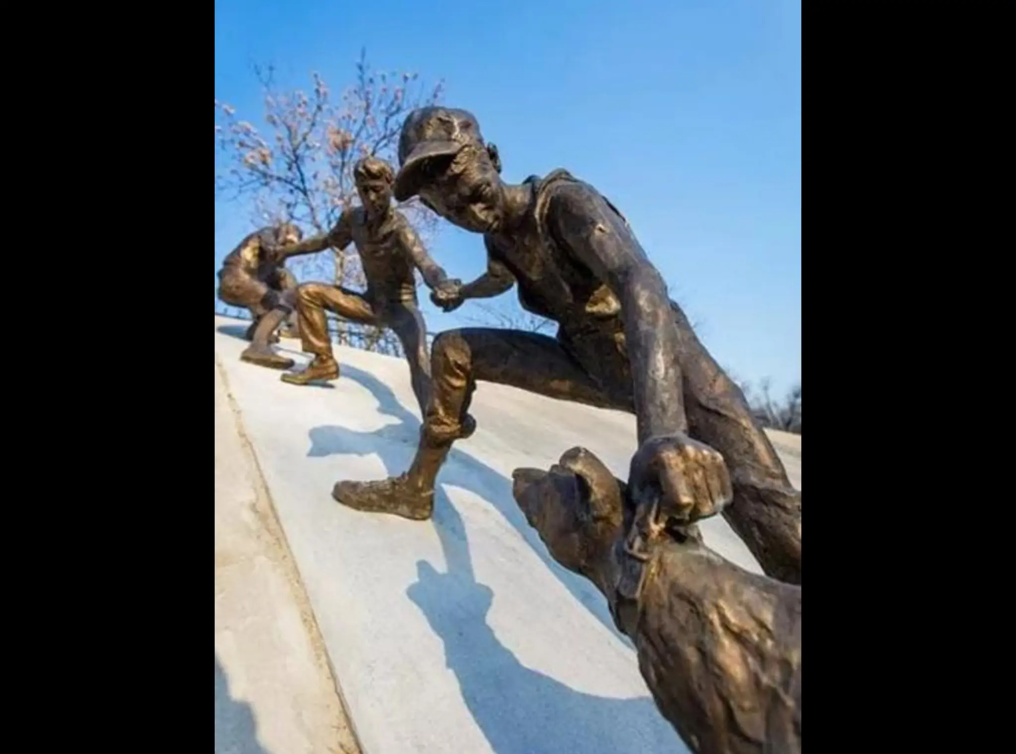 زنجیره‌ای از انسانیت بر فراز سیران در قزاقستان/ یک اثر شهری چه مولفه‌هایی دارد؟ 