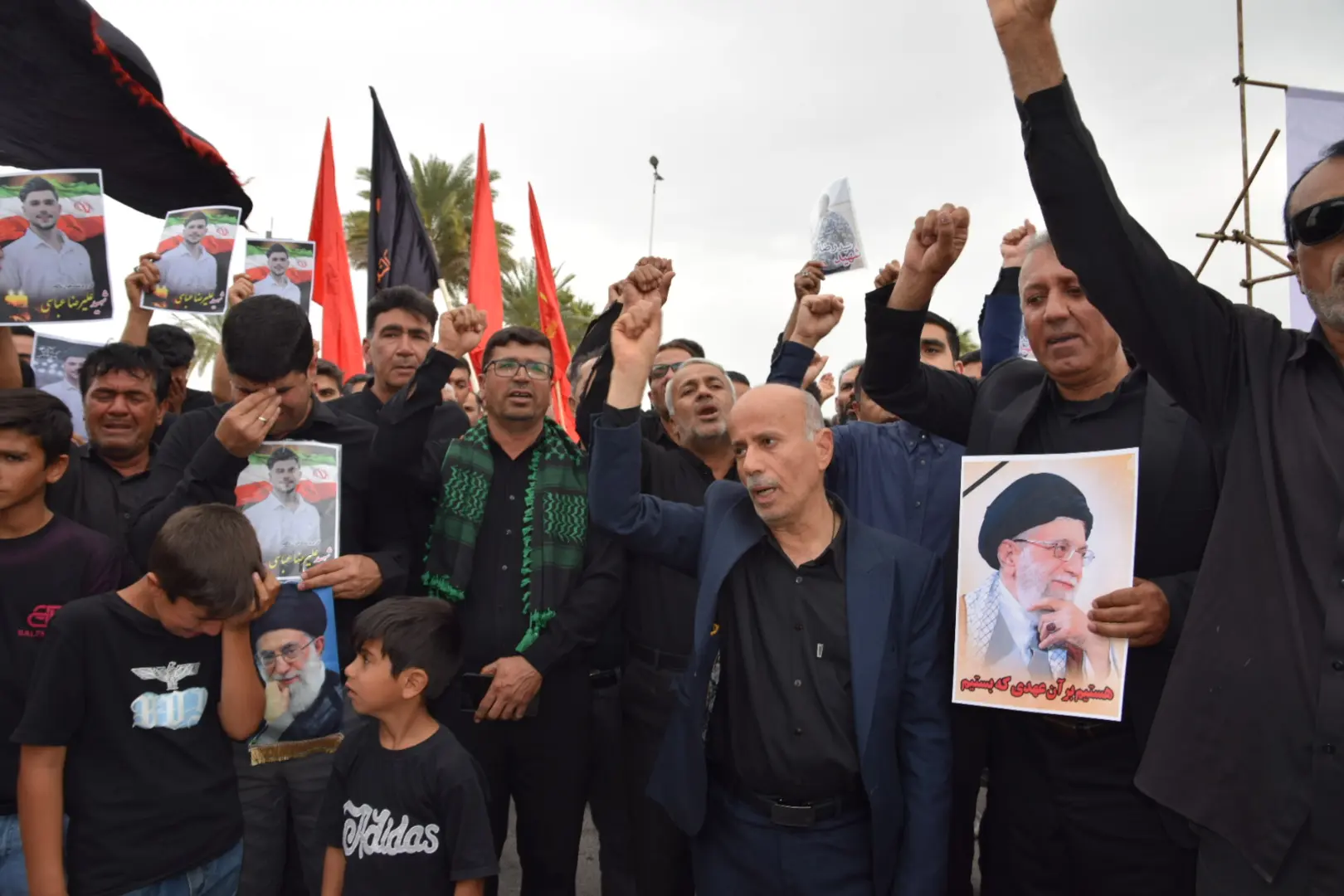 تشییع ٢١ شهید حادثه تروریستی ضدبشری آمریکا و اسرائیل در لامرد فارس/اعلام انزجار مردم لامرد از جنایت خونین آمریکا و اسرائیل