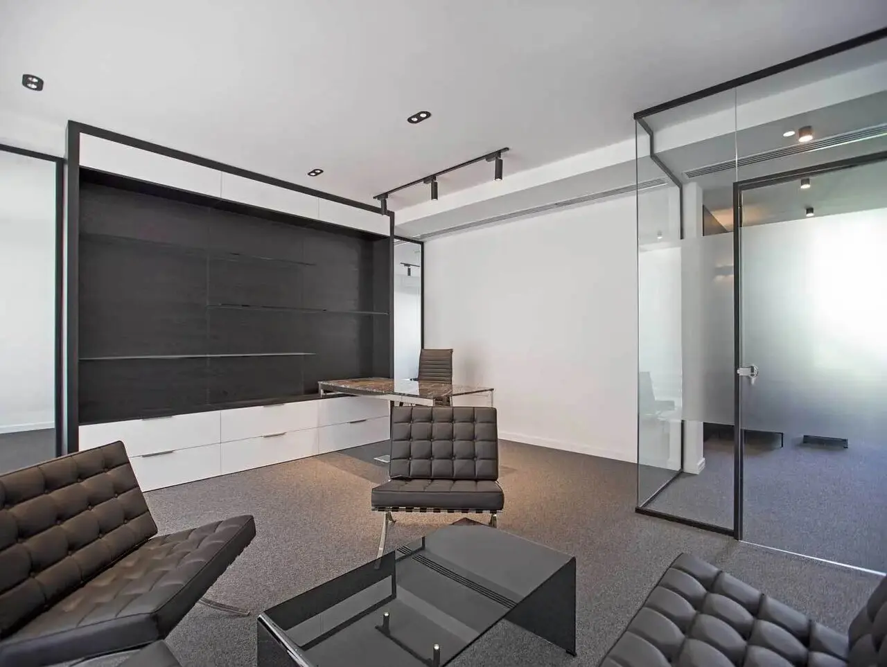 تصاویر ساختمان اداری لوکس در قلب باغ ۵ هزار متری تهران