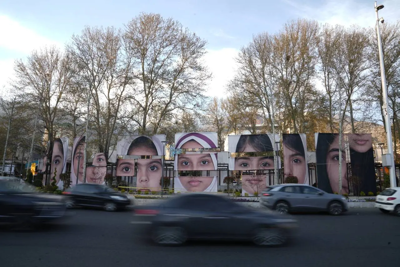 پروژه چیدمان «چشمان میناب» در میدان تجریش/به یاد شهدای دانش‌آموز 