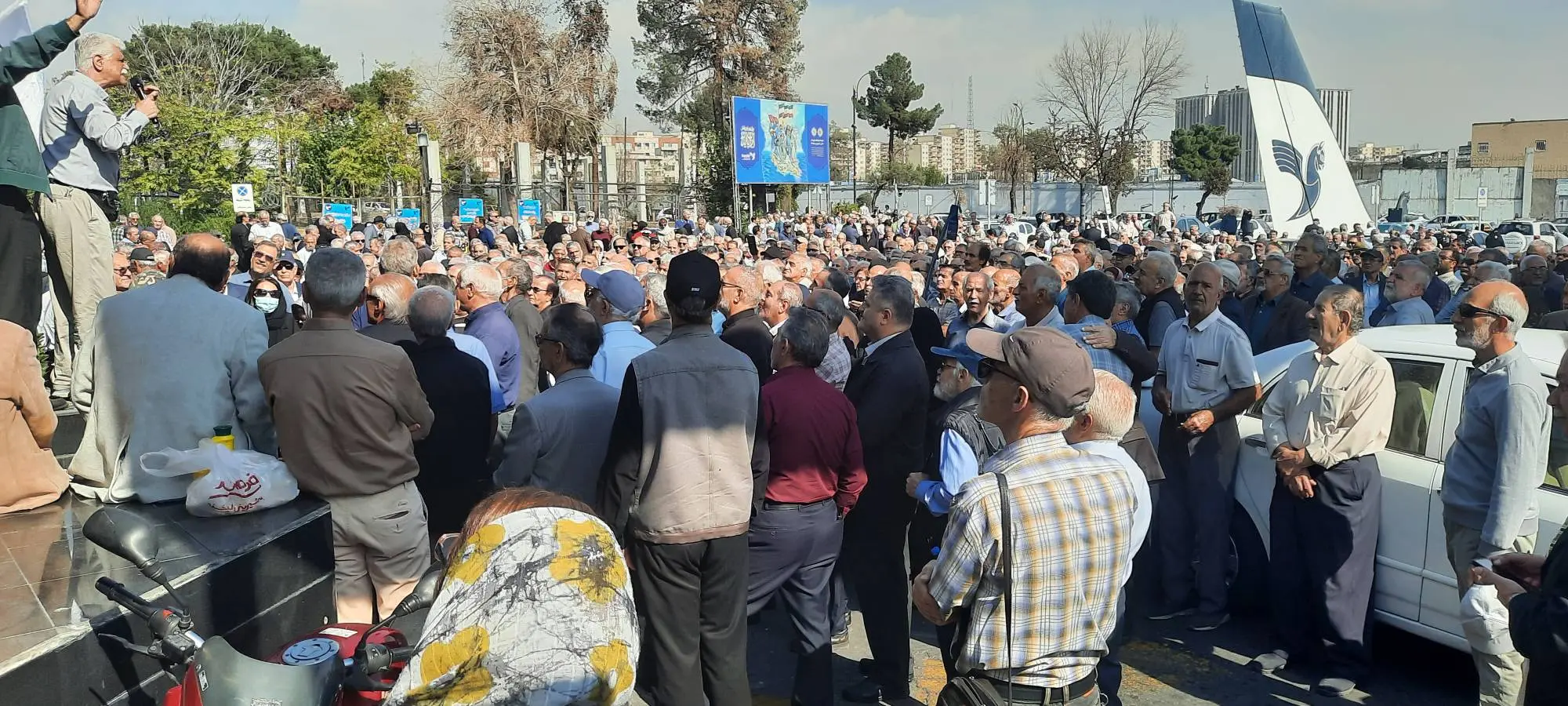 تجمع بازنشستگان هما در اعتراض به مشکلات درمانی و بلاتکلیفی مطالبات معیشتی