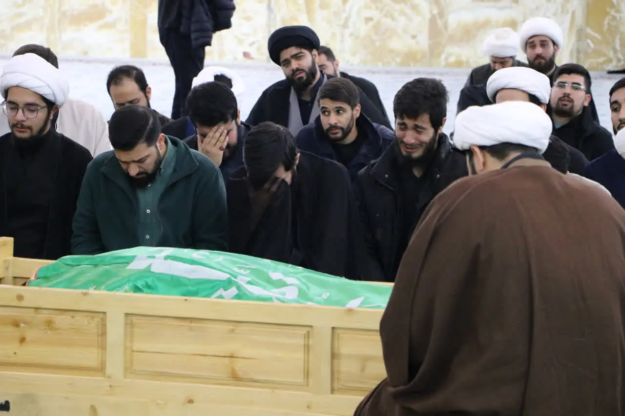 وداع صدیقی با پیکر پسرش در مدرسه علمیه امام خمینی + تصاویر