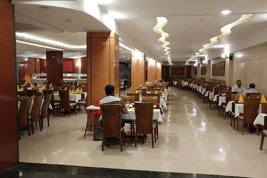 رستوران‌های شیراز در آستانه ورشکستگی؛ مشتریان نصف شدند/تغییر ذائقه اجباری مردم به ساندویچ‌های ارزان 