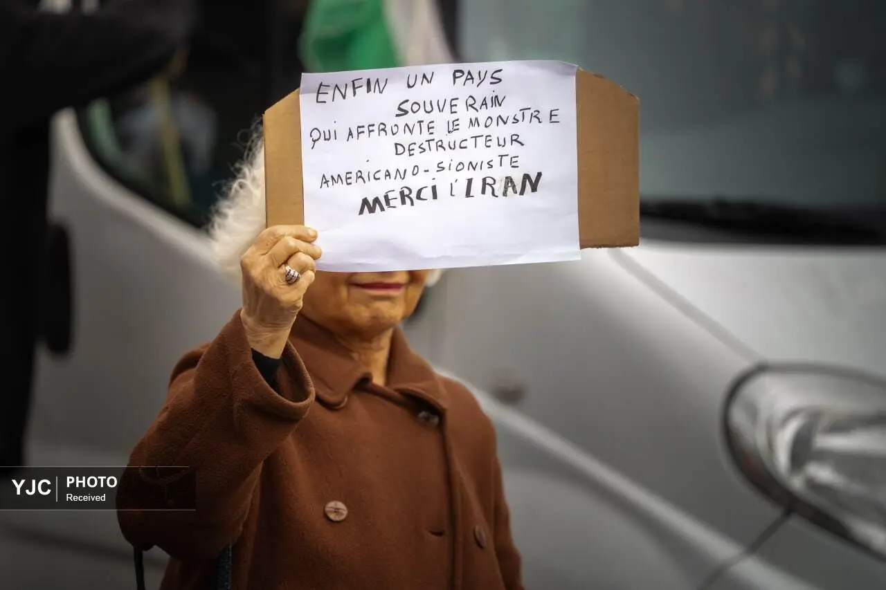 دستنوشته جالب یک فرانسوی در تجمع حامیان ایران در پاریس+عکس