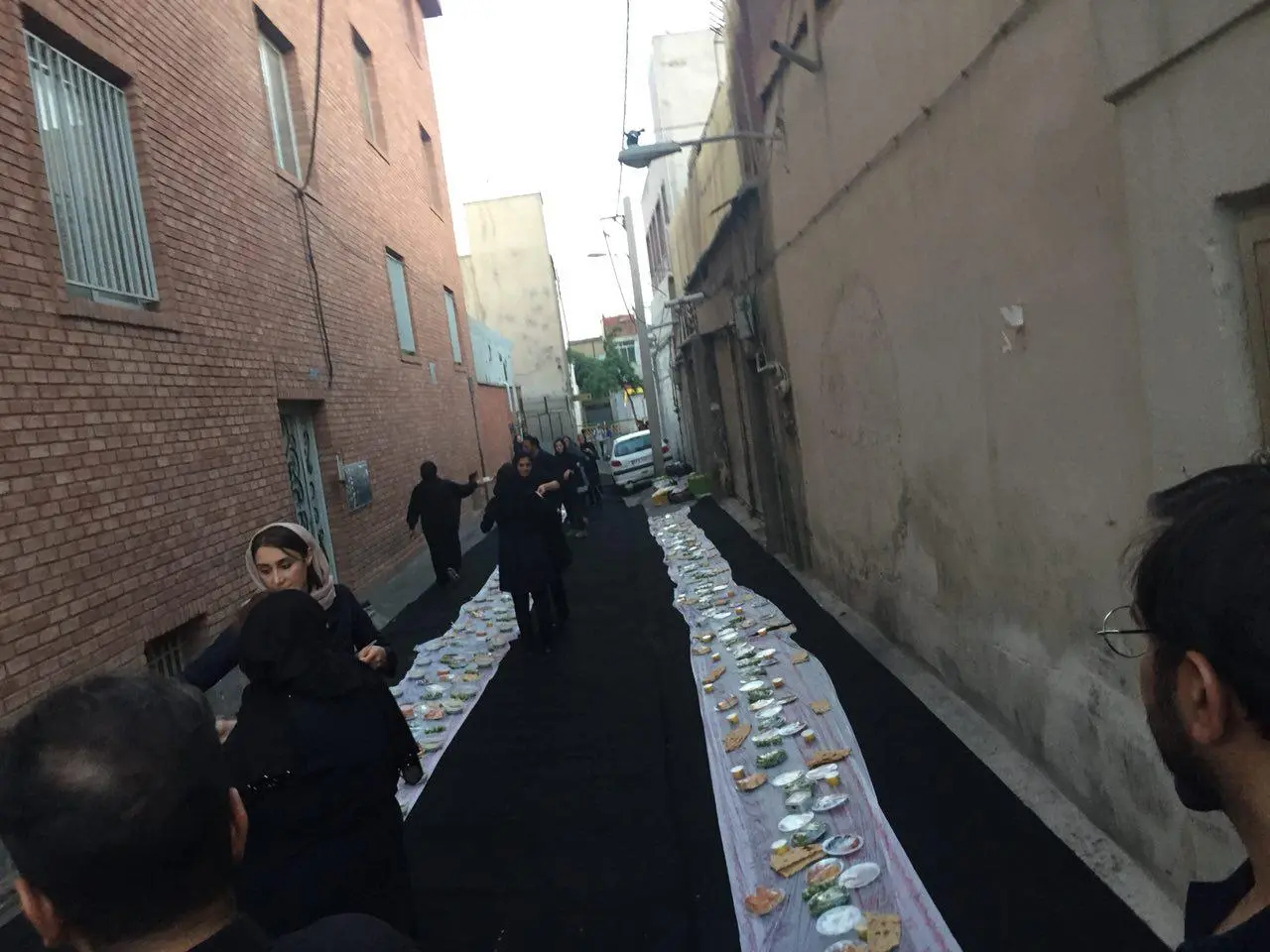 سفره افطاری کارتنخوابهای محله مولوی تهران + تصاویر
