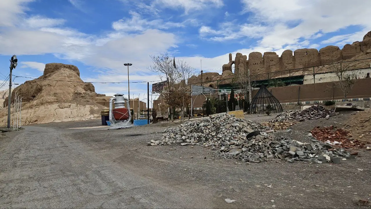 فتح عرصه و حریم کهن‌ترین قلعه تاریخی ایران توسط یک تکیه مذهبی و دپوی ضایعات و مصالح شهرداری