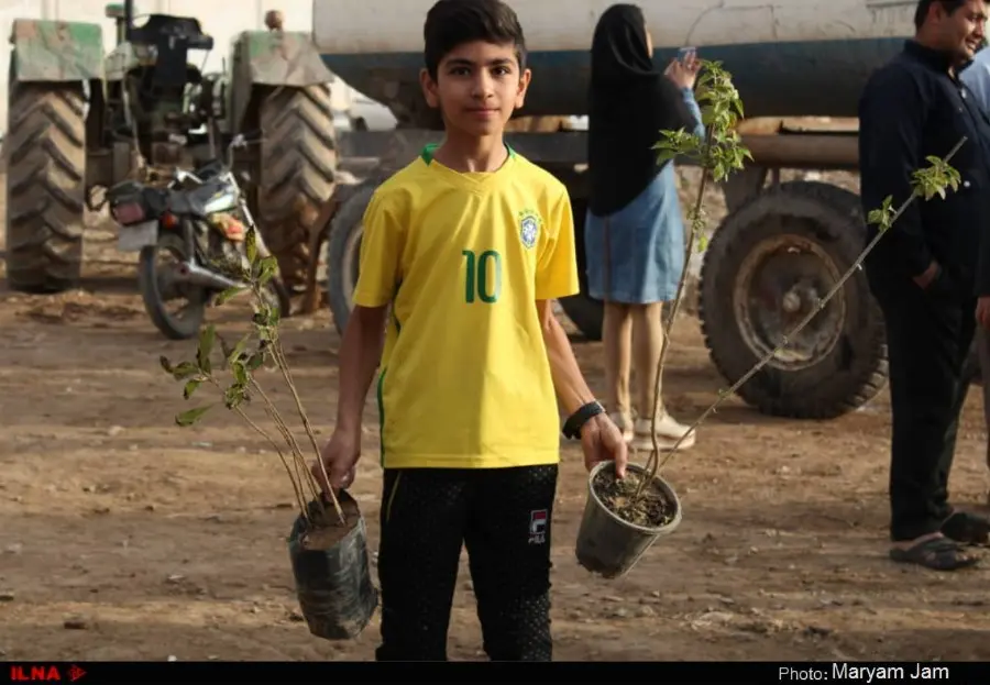 گزارش تصویری از اهدا ۳۰ هزار اصله نهال در اهواز