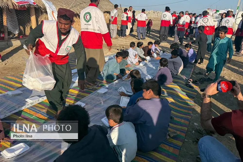  توزیع بسته‌های معیشتی و بهره‌برداری از پروژه آبرسانی روستای گورشون در استان سیستان و بلوچستان توسط هلال احمر