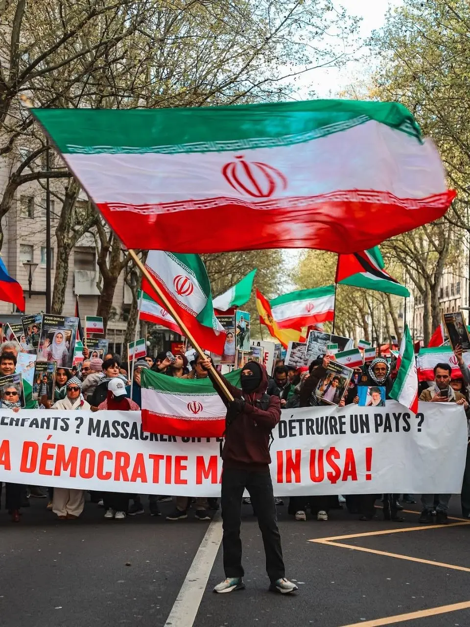 قاب حماسی از تجمع حمایت از ایران در پاریس + عکس
