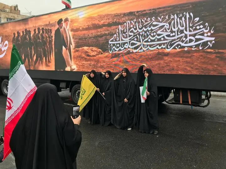 برگزاری مراسم روز جهانی قدس در چهاردهمین روز تحمیل جنگ به ایران/ تکبیر مردم همزمان با انفجارها در حوالی مسیر راهپیمایی+ فیلم و عکس