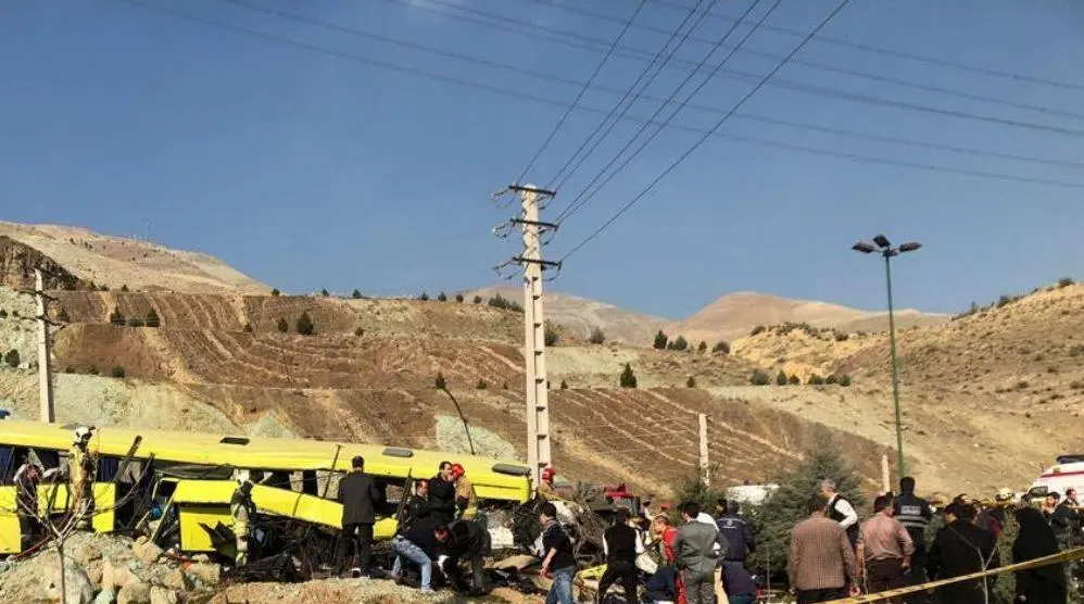 آخرین جزییات واژگونی اتوبوسِ دانشجویان واحد علوموتحقیقات/ تعداد کشتهشدهها به ۹ نفر رسید/۴ نفر مجهولالهویهاند+عکس و فیلم