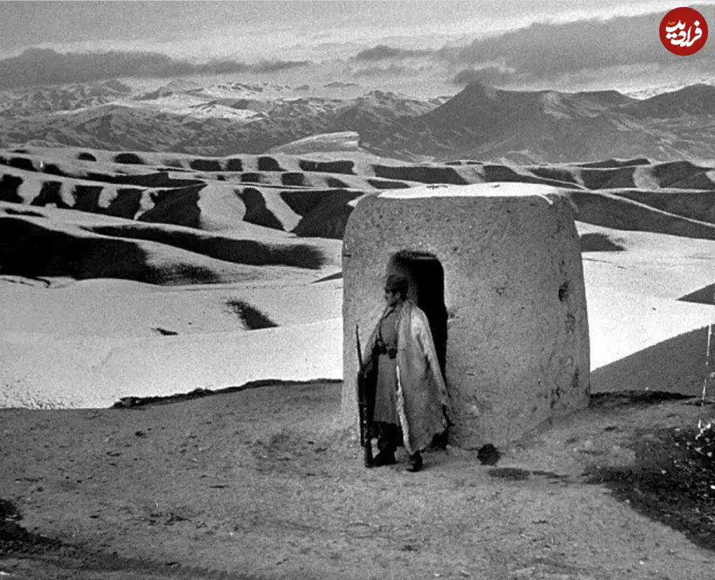 مرزبان ایرانی در حال نگهبانی دادن در مرز ایران و شوروی؛ سال ۱۳۳۰