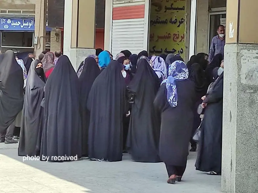 تجمع برای خرید مرغ دولتی در شرایط حاد کرونایی اهواز + تصاویر