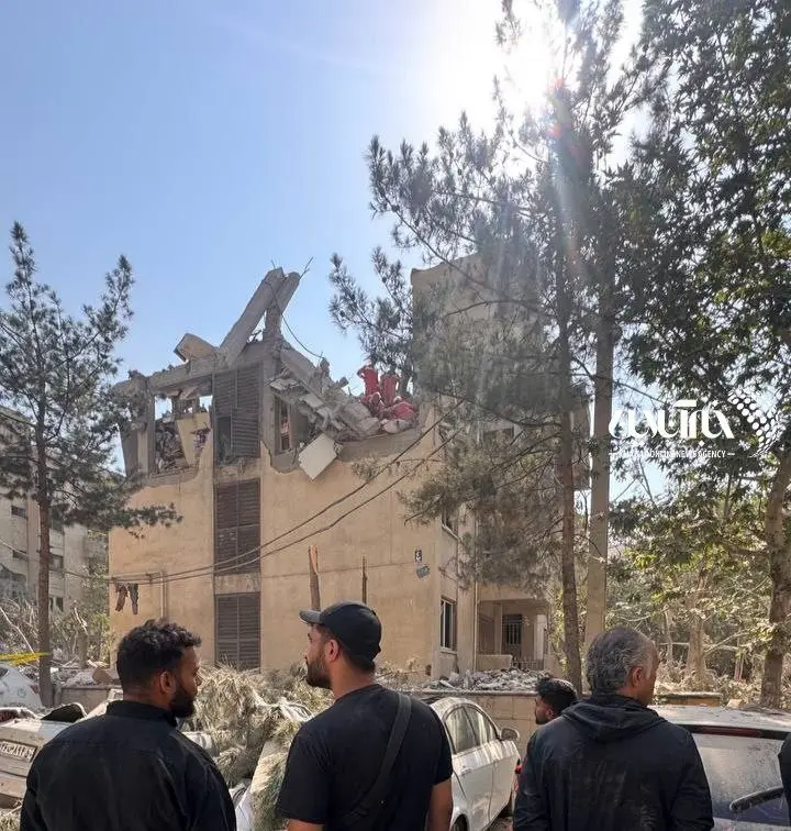 منزل شهید دکتر عبدالحمید مینوچهر که بامداد امروز مورد حمله تروریستی اسرائیل قرار گرفت/عکس