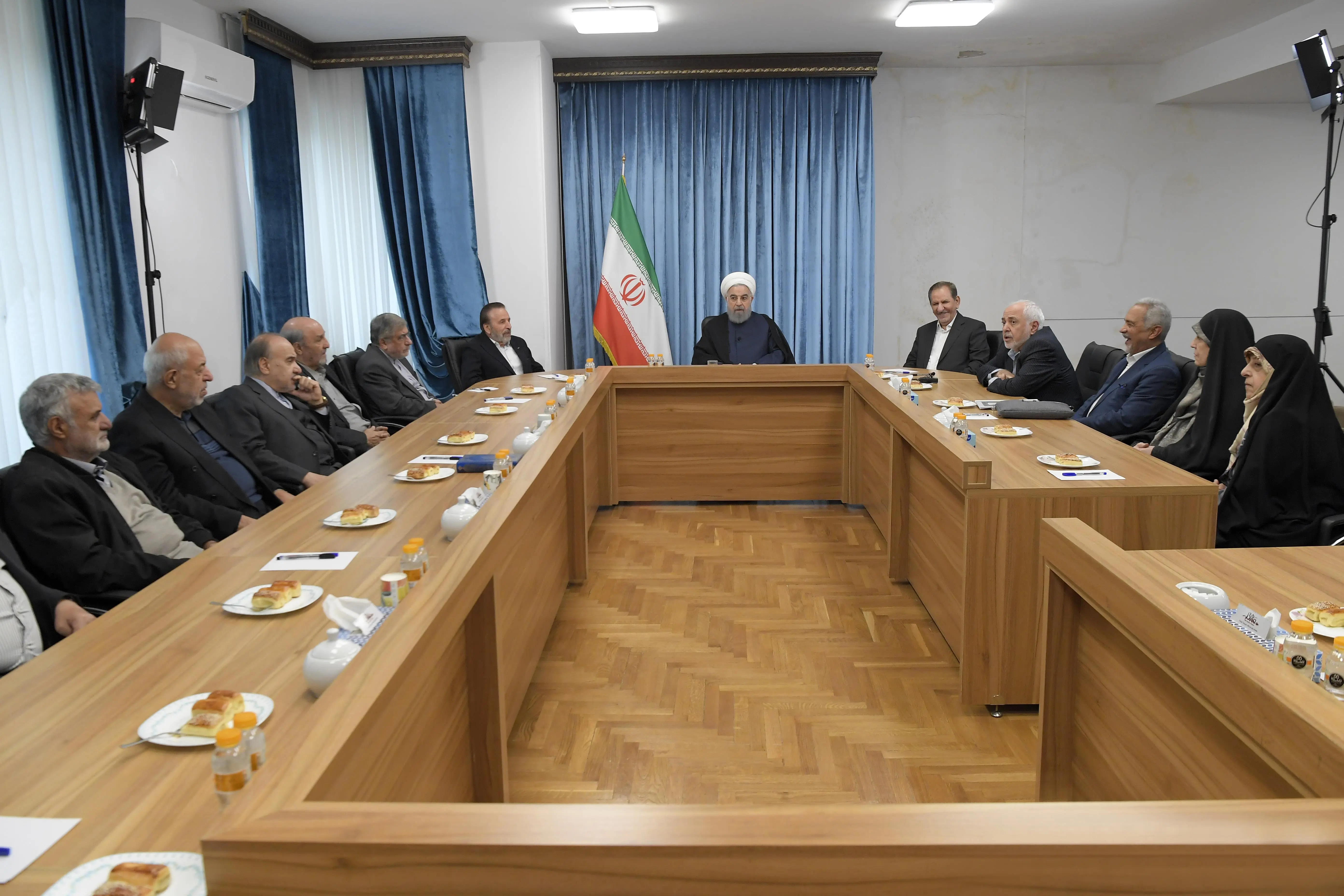 تصاویر دیدار جمعی از وزیران و معاونان سابق با روحانی