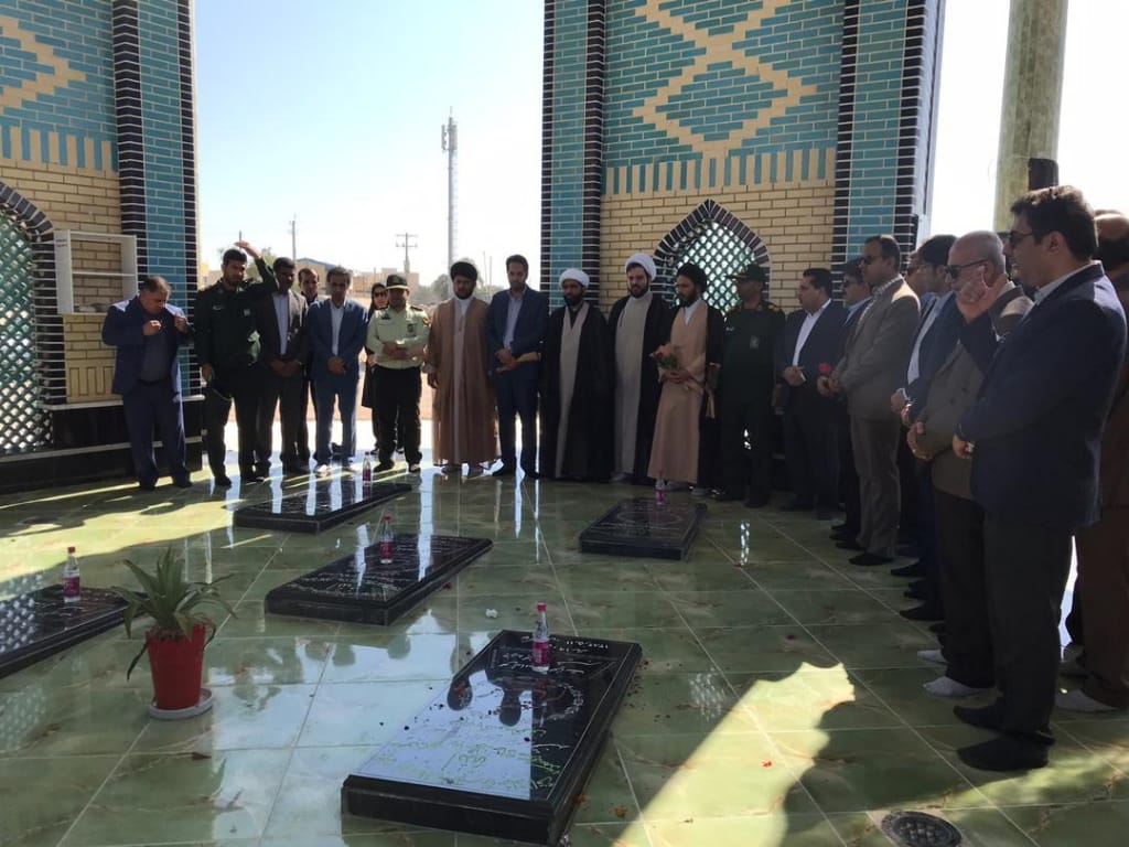 آغاز برنامه های دهه فجر منطقه اقتصادی پارسیان با غبار روبی مرقد شهدا