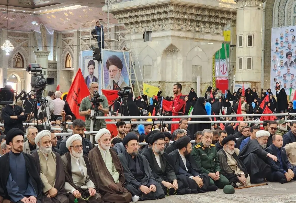 آغاز مراسم سی‌و‌هفتمین سالگرد ارتحال امام (ره)/ قرار گرفتن صندلی خالی مزین به عکس رهبر شهید انقلاب در جایگاه سخنران 