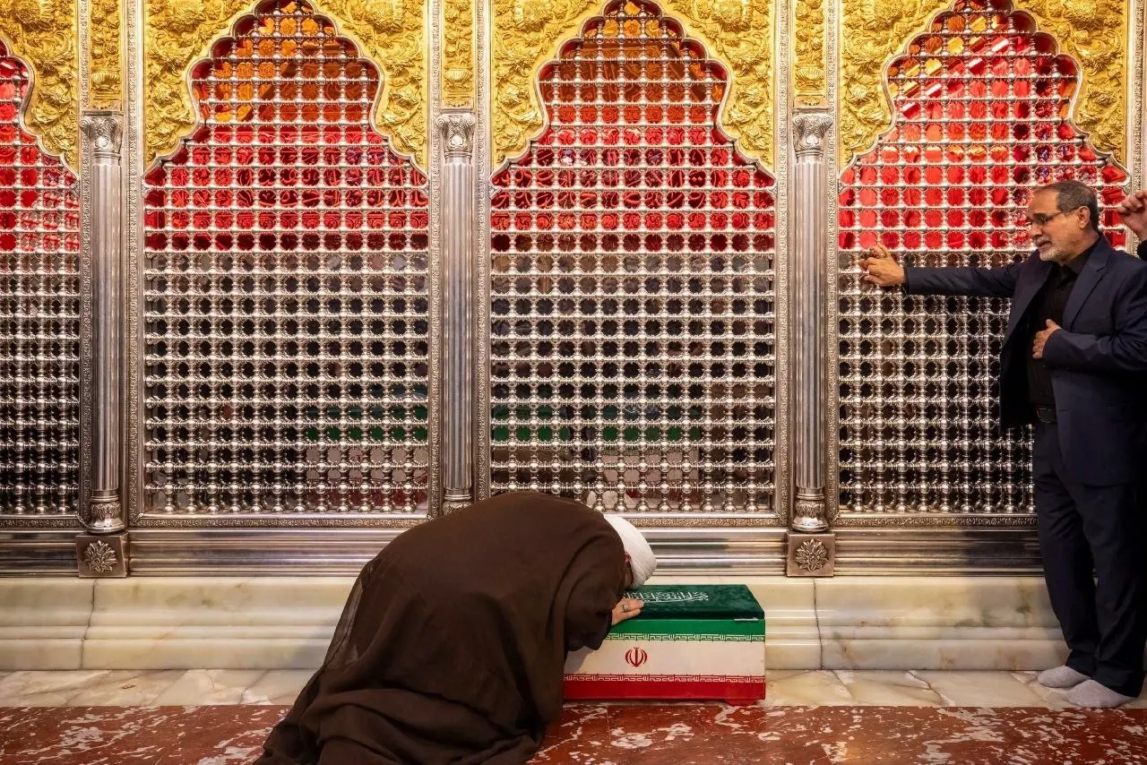 طواف پیکر مطهر رهبر شهید در صحن حرم امام علی (ع) و حرم امام حسین (ع)/ برگزاری مراسم اقامه نماز بر پیکرها