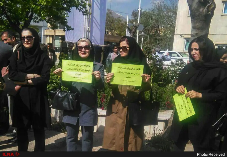 تجمع معلمان شاغل و بازنشسته مقابل ادارات آموزش و پرورش/ "بهبود معیشت" و "لغو خصوصیسازی" مهمترین خواستههاست