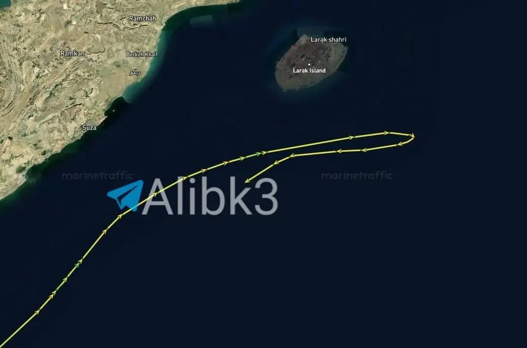 تمام کشتی ها درحال دور زدن و دور شدن از تنگه هرمز هستند+ عکس