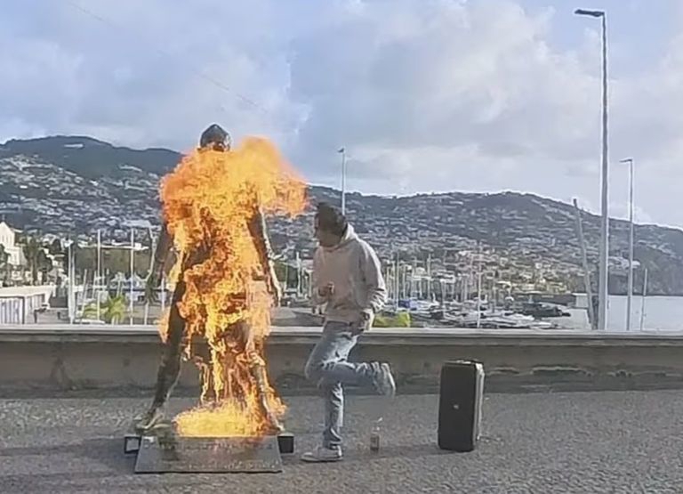 مجسمه رونالدو را به اتش کشیدند + عکس