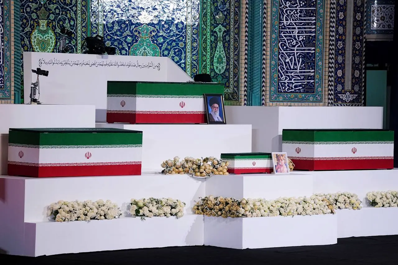 وداع سران قوا و جمعی از مسئولان با پیکر رهبر شهید انقلاب + تصاویر