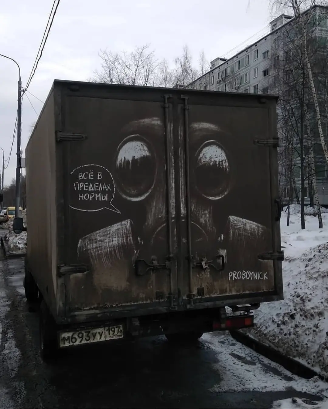 هنرمند روس از گرد و غبار، بوم می‌سازد + عکس