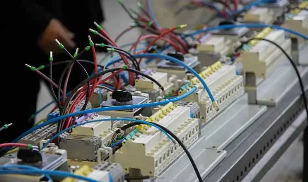 سایه ورشکستگی روی زیمنس شیراز/ کارگران به‌جای حقوق، بدهی بانکی نصیبشان شد