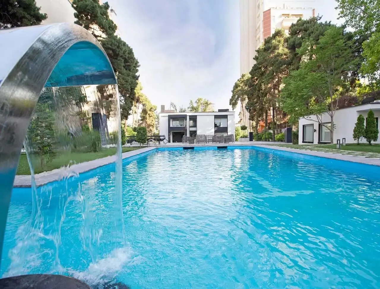 تصاویر ساختمان اداری لوکس در قلب باغ ۵ هزار متری تهران