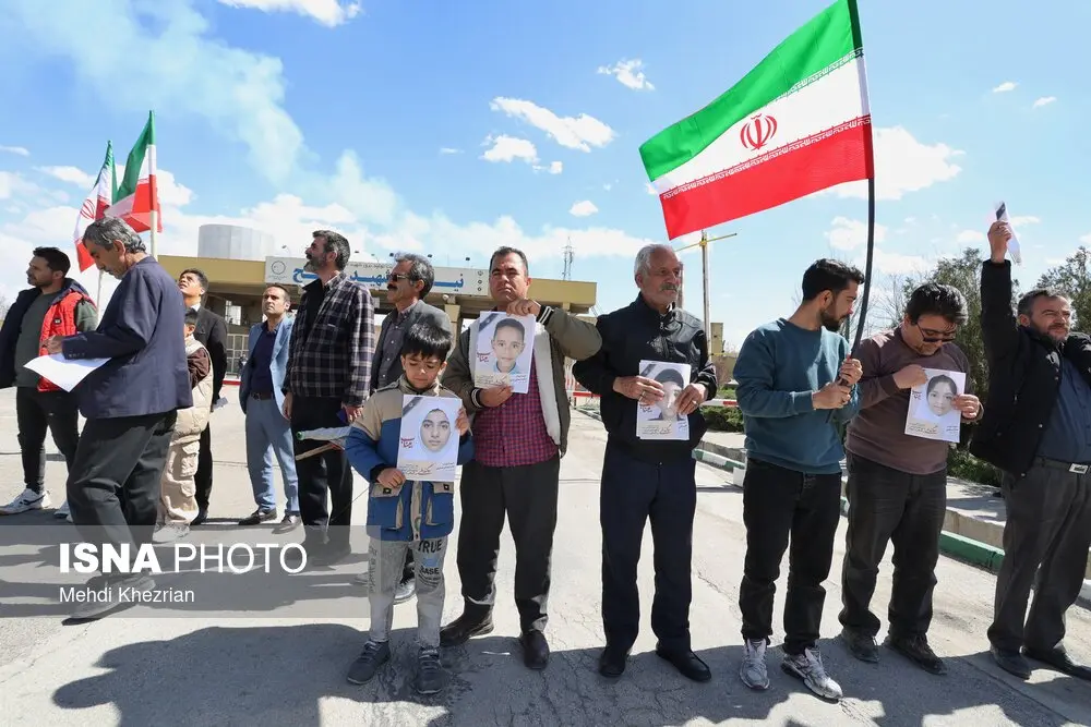 زنجیره انسانی مقابل نیروگاه مفتح همدان + عکس