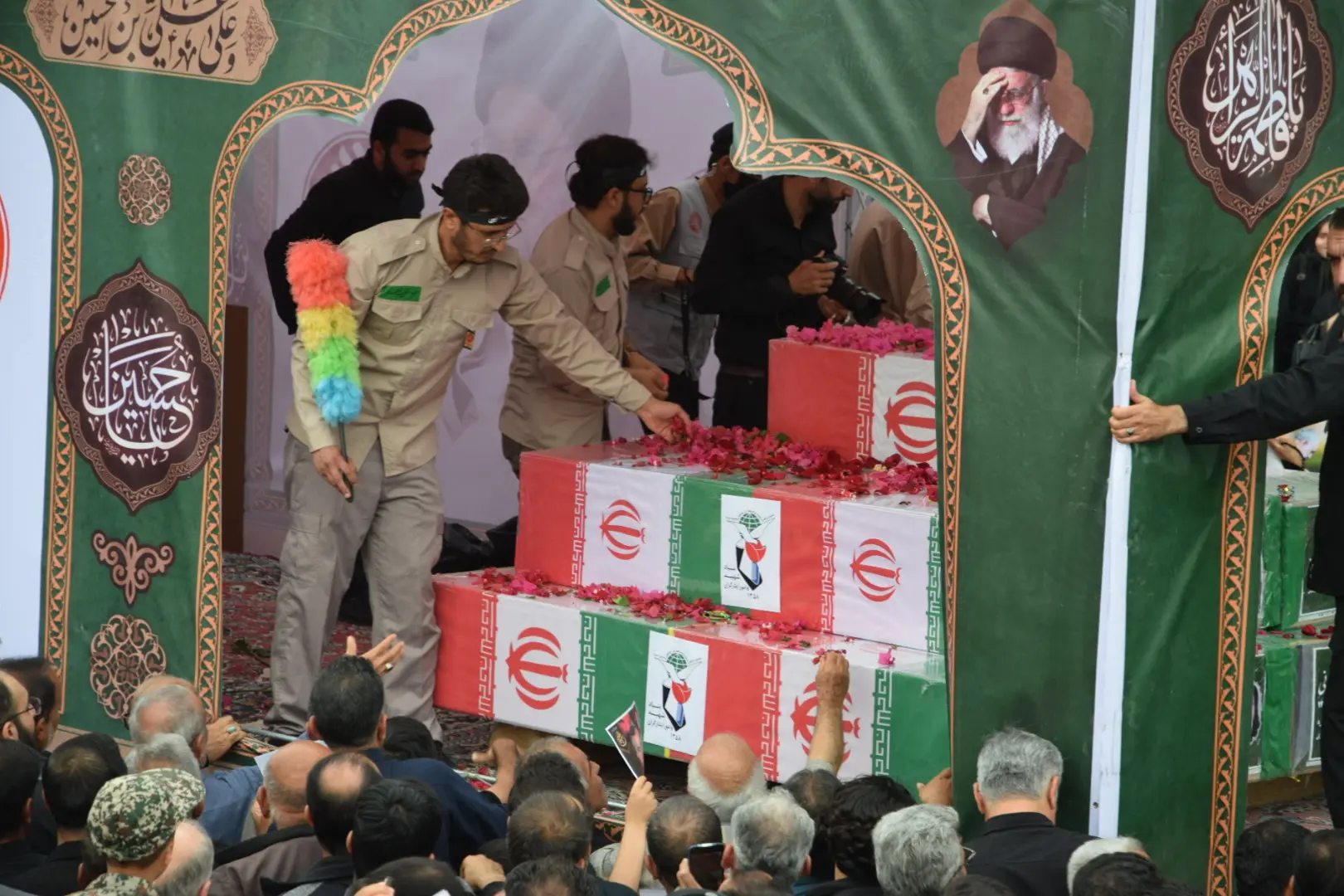 تشییع ٢١ شهید حادثه تروریستی ضدبشری آمریکا و اسرائیل در لامرد فارس/اعلام انزجار مردم لامرد از جنایت خونین آمریکا و اسرائیل