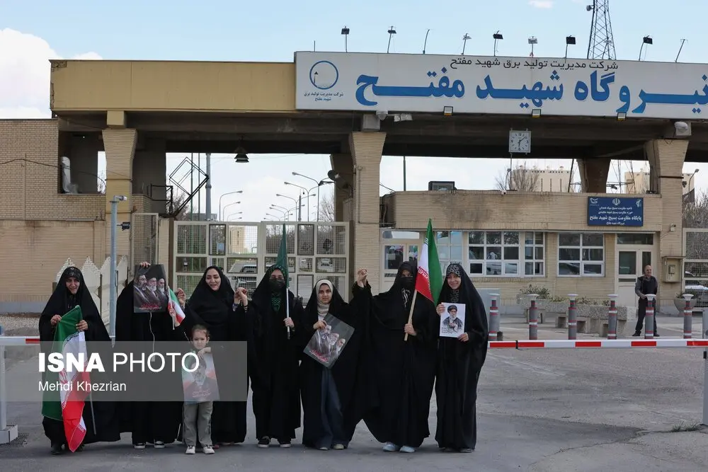 زنجیره انسانی مقابل نیروگاه مفتح همدان + عکس