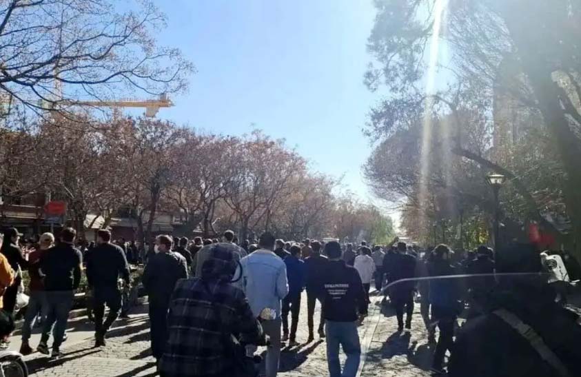 شکاف میان خواسته های نسل جدید و ساختار اجتماعی موجود/ مسئولان کشور درک دقیقی از نیازها و مشکلات جوانان ندارند