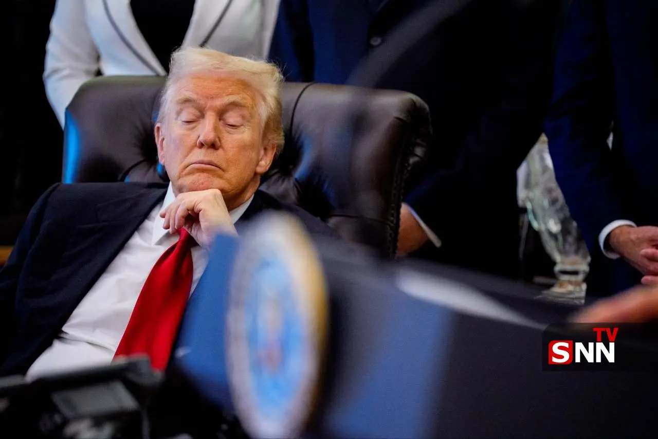 ترامپ در دفتر بیضی کاخ سفید به خواب رفت! + عکس