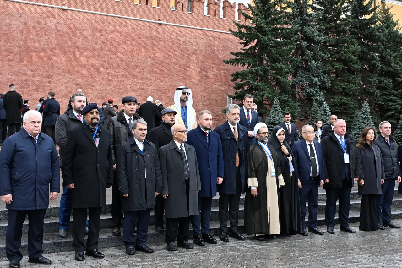تصاویر ادای احترام هیات پارلمانی ایران به قربانیان جنگ در روسیه 